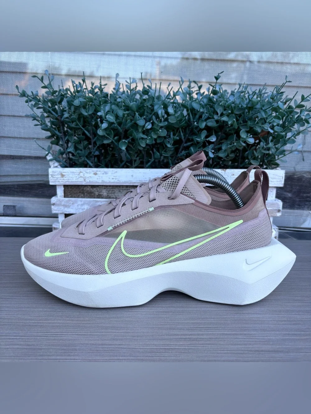 Nike Women's Vista Lite Fossil Stone Size 10 US